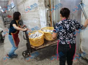 客戶使用《空氣能烘干房》烘干魚,師傅已完成安裝調試